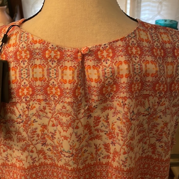 🪷 BCBG floral faux wrap blouse. Large. Silky feel and so flattering! NWT! - Picture 4 of 9